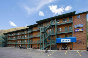 Отель Travelodge Gardiner at Yellowstone Park North Entrance  Гардинер